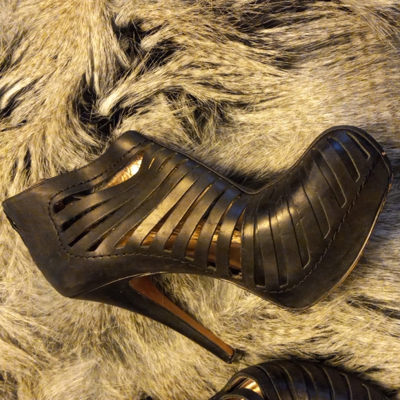 Adorable pair of booties by BCBG - Picture 3 of 3